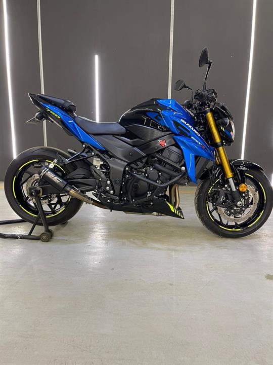 الدراجة العنيفة | suzuki 750 2022
