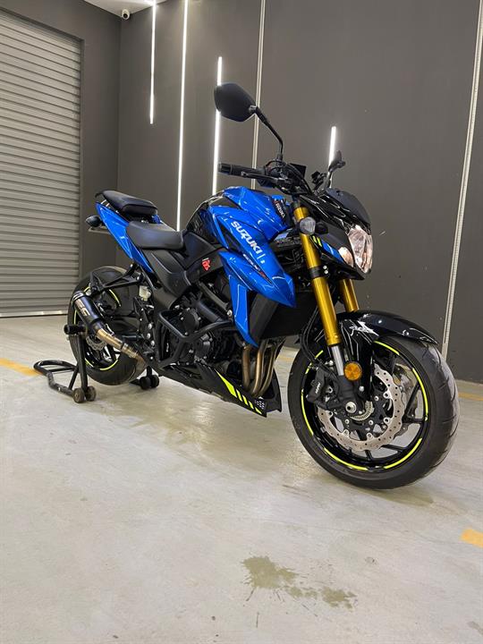 الدراجة العنيفة | suzuki 750 2022